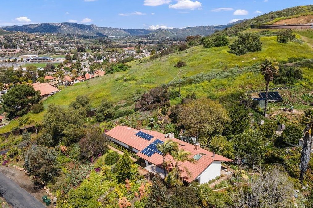 260 Leslie Ln, Escondido, CA 92026-2025