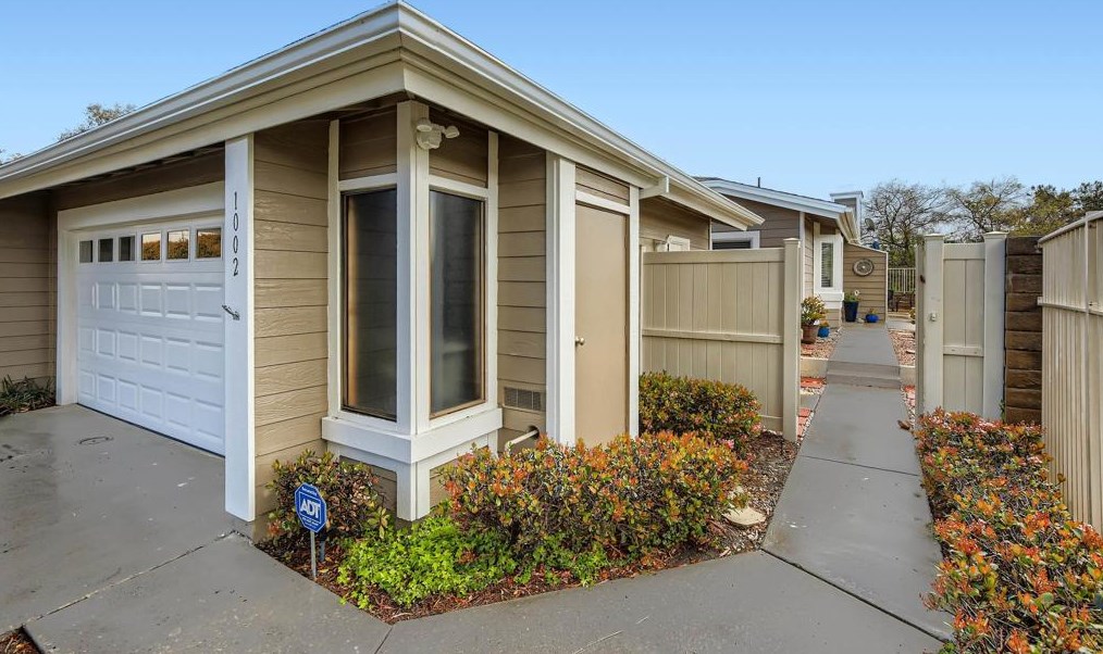 1002 Brewley Ln, Vista, CA 92081