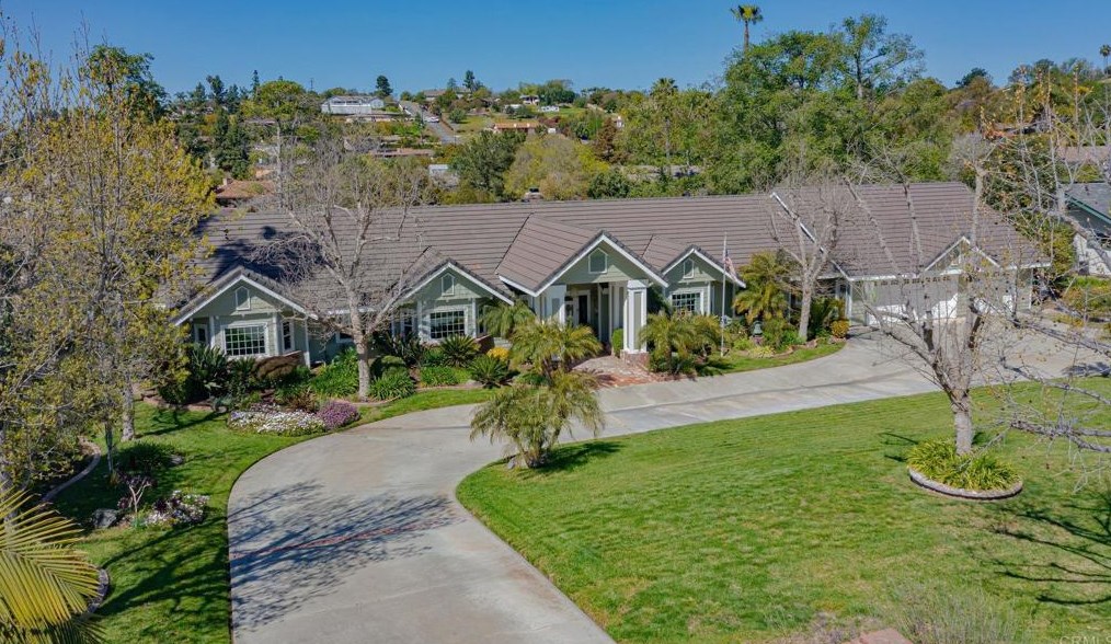 1105 Sugarbush Dr, Vista, CA 92084