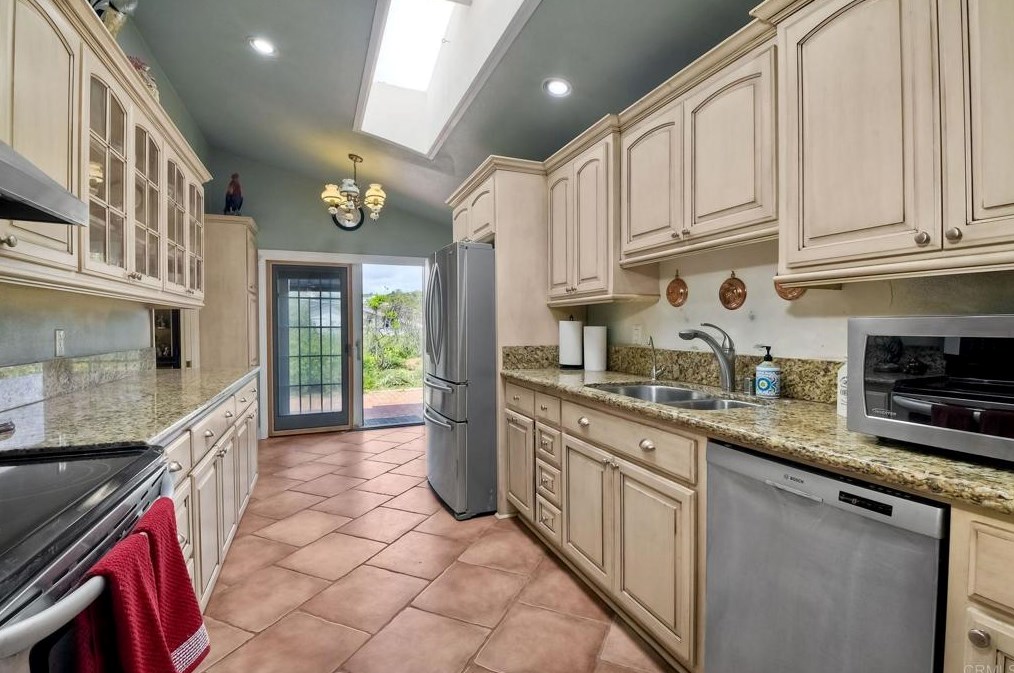 1833 York Dr, Vista, CA 92084