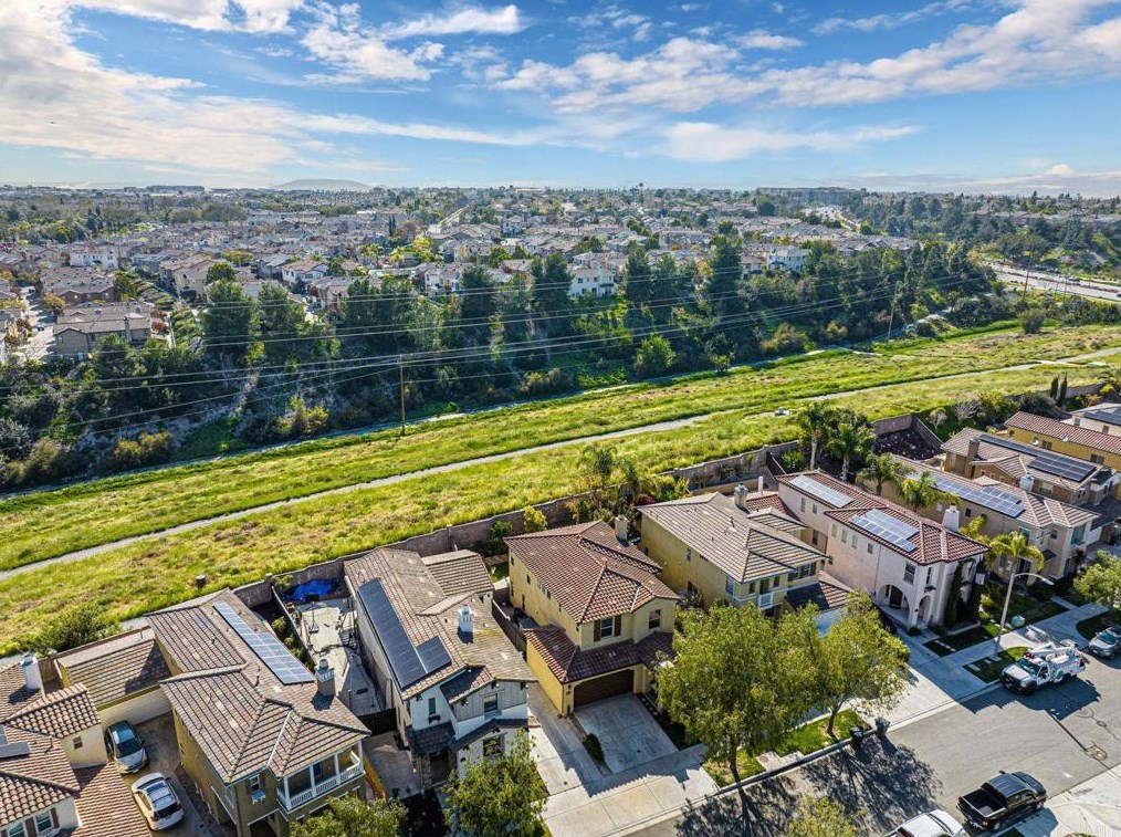 1566 Hopscotch Dr, Chula Vista CA  91915-1802 exterior