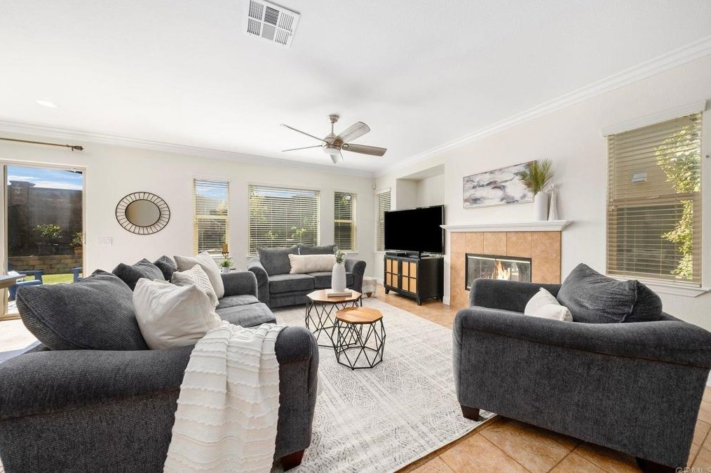 1566 Hopscotch Dr, Chula Vista CA  91915-1802 exterior