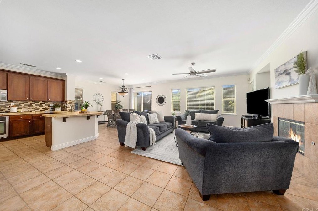 1566 Hopscotch Dr, Chula Vista CA  91915-1802 exterior