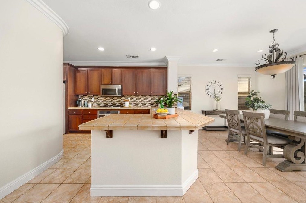 1566 Hopscotch Dr, Chula Vista CA  91915-1802 exterior