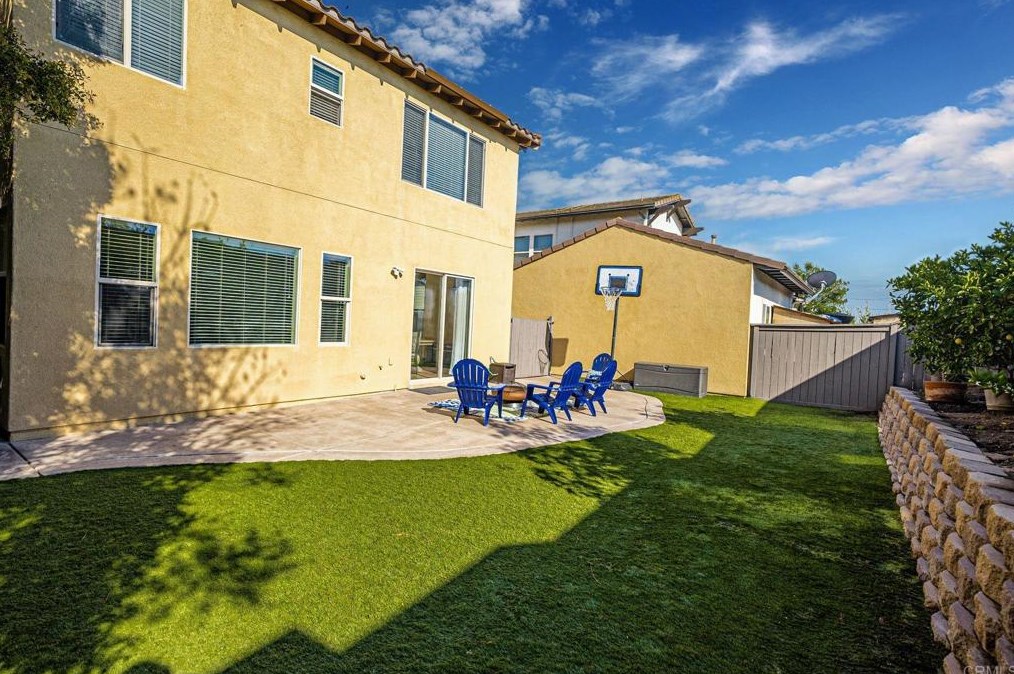 1566 Hopscotch Dr, Chula Vista CA  91915-1802 exterior