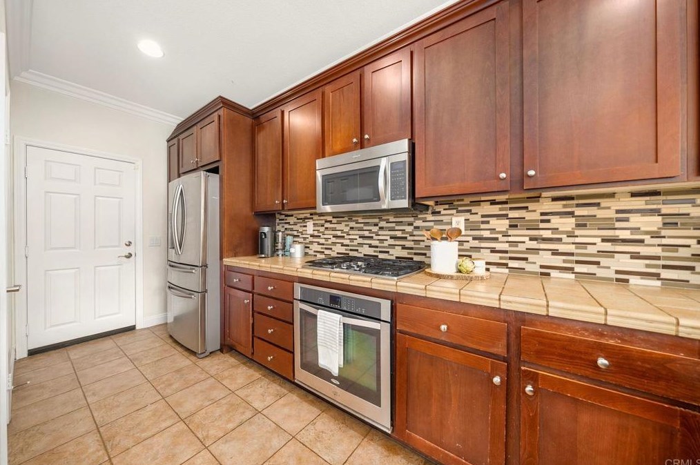 1566 Hopscotch Dr, Chula Vista CA  91915-1802 exterior