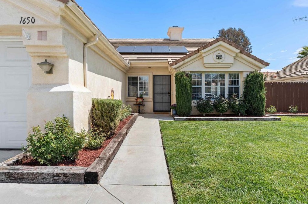 1650 Calathea Rd, Hemet, CA 92545-9087