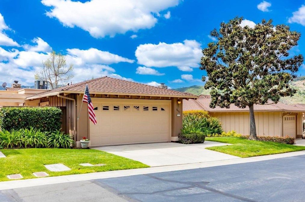 8651 Circle R Course Ln, Escondido, CA 92026-5904