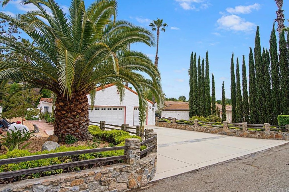 10377 Oak Ranch Way, Escondido CA  92026-6957 exterior