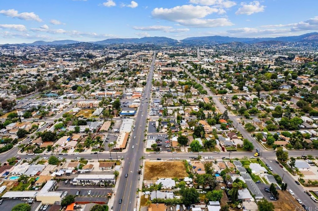 241 13th Ave, Escondido CA 92025-5707 exterior