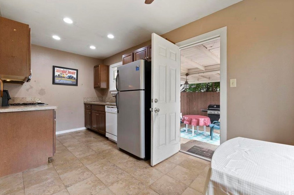 241 13th Ave, Escondido CA 92025-5707 exterior