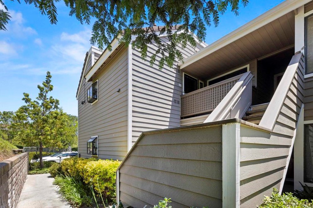 1095 Shadowridge Dr #136, Vista, CA 92081