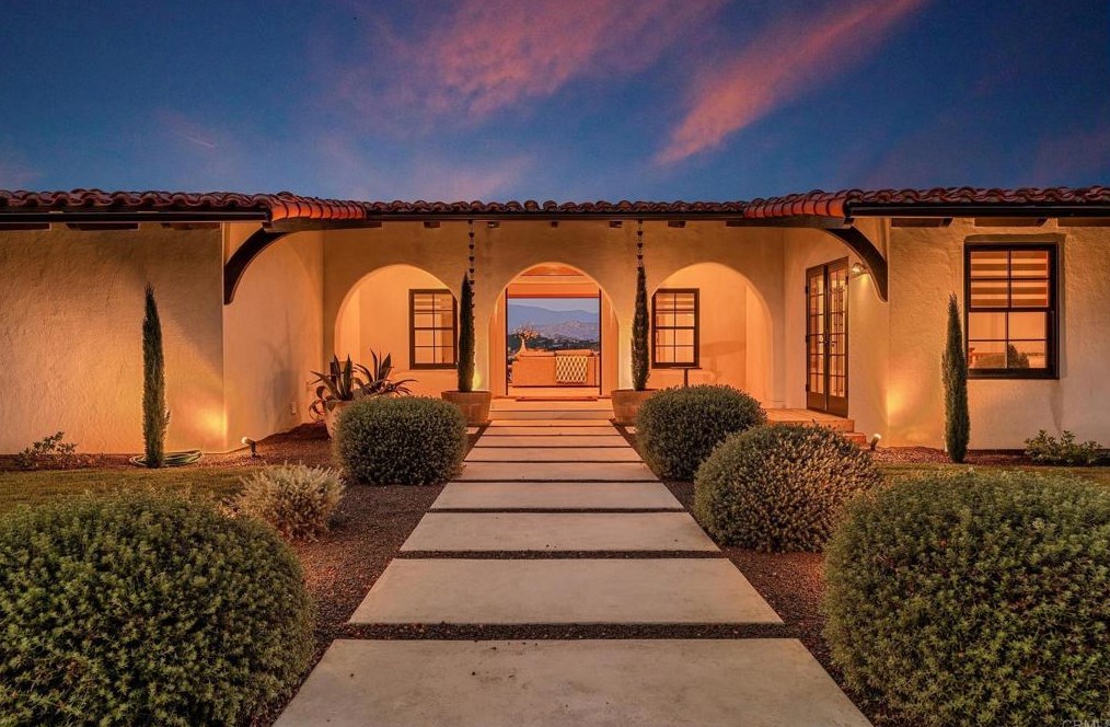 2559 Vista De Palomar, Fallbrook CA  92028-9712 exterior