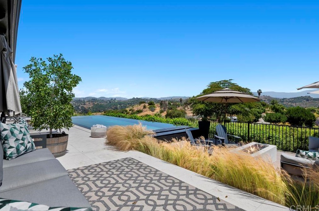 2559 Vista De Palomar, Fallbrook CA  92028-9712 exterior