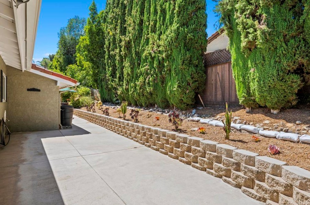1605 Calavo Rd, Fallbrook CA  92028-4436 exterior