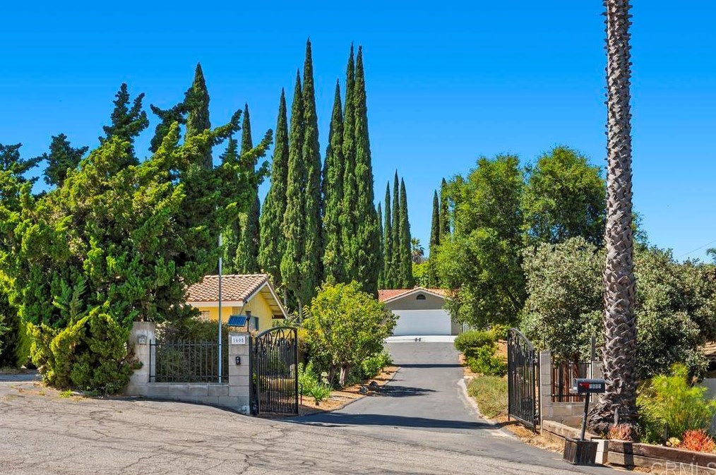 1605 Calavo Rd, Fallbrook CA  92028-4436 exterior