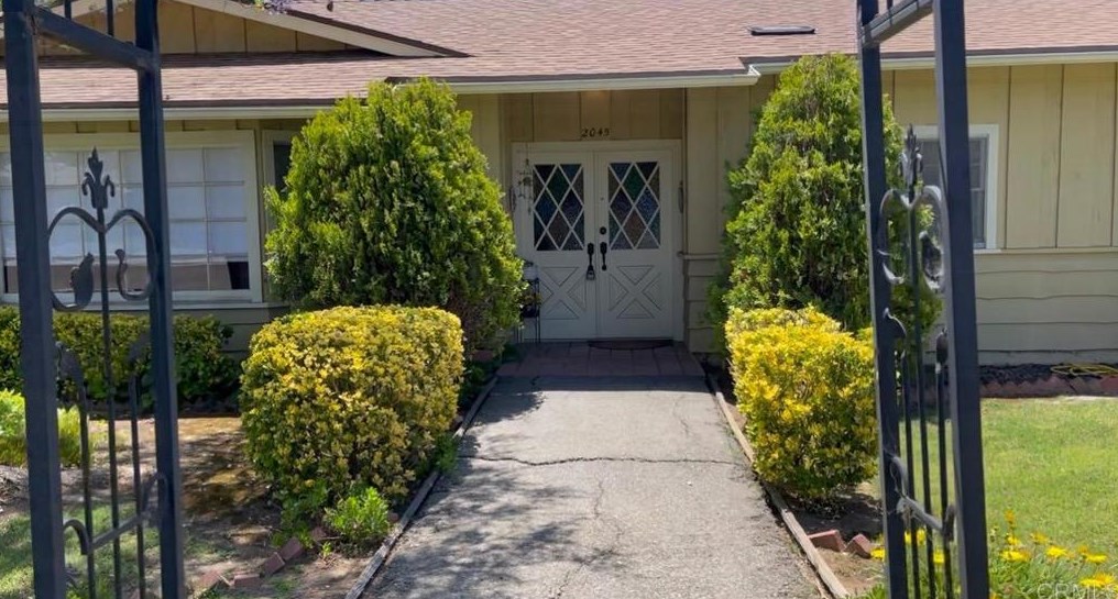 2045 Oak Hill Dr, Escondido, CA 92027-3733