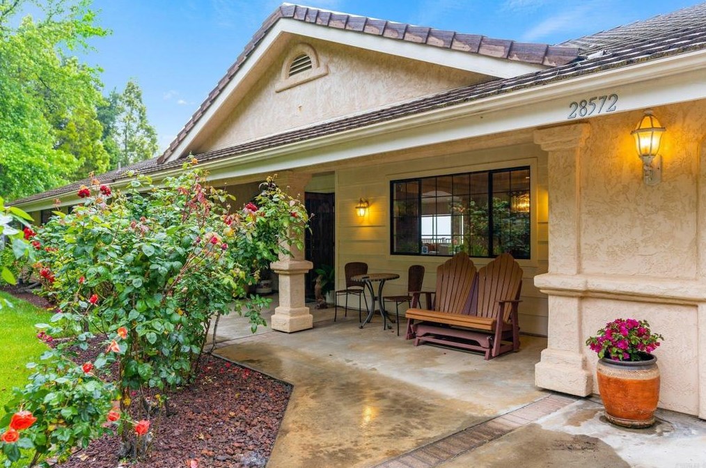 28572 Meadow Mesa Ln, Escondido, CA 92026-6101