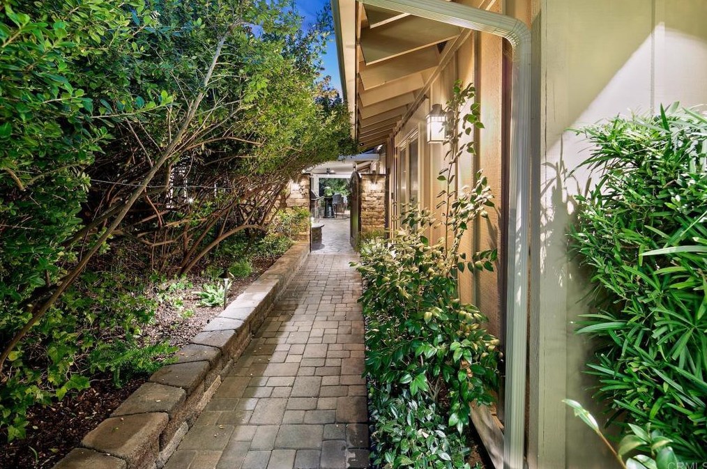 8653 Circle R Valley Ln, Escondido, CA 92026-5909