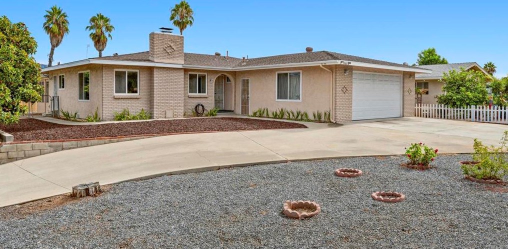 1068 Thomas Way, Escondido, CA 92027-1537