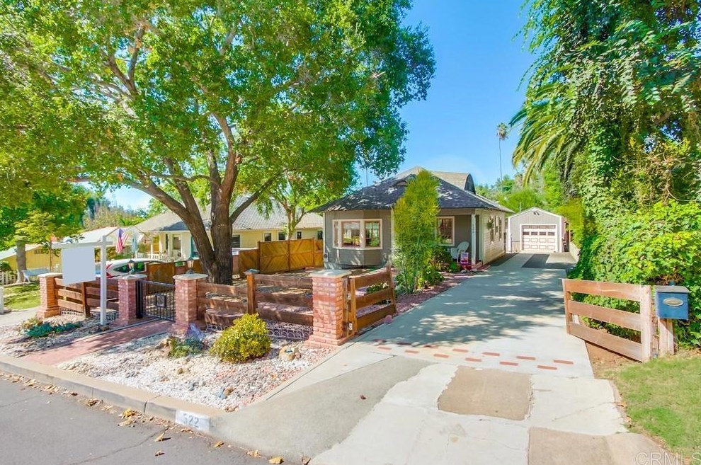 522 6th Ave, Escondido, CA 92025-4321