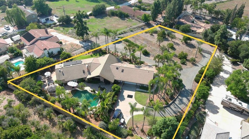 1904 Summit Dr, Escondido, CA 92027-4732