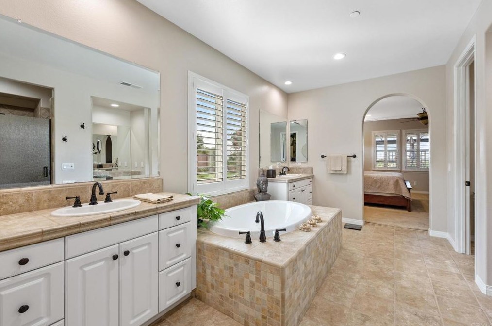 207 Clayton Parkinson Ct, Fallbrook CA  92028-2608 exterior