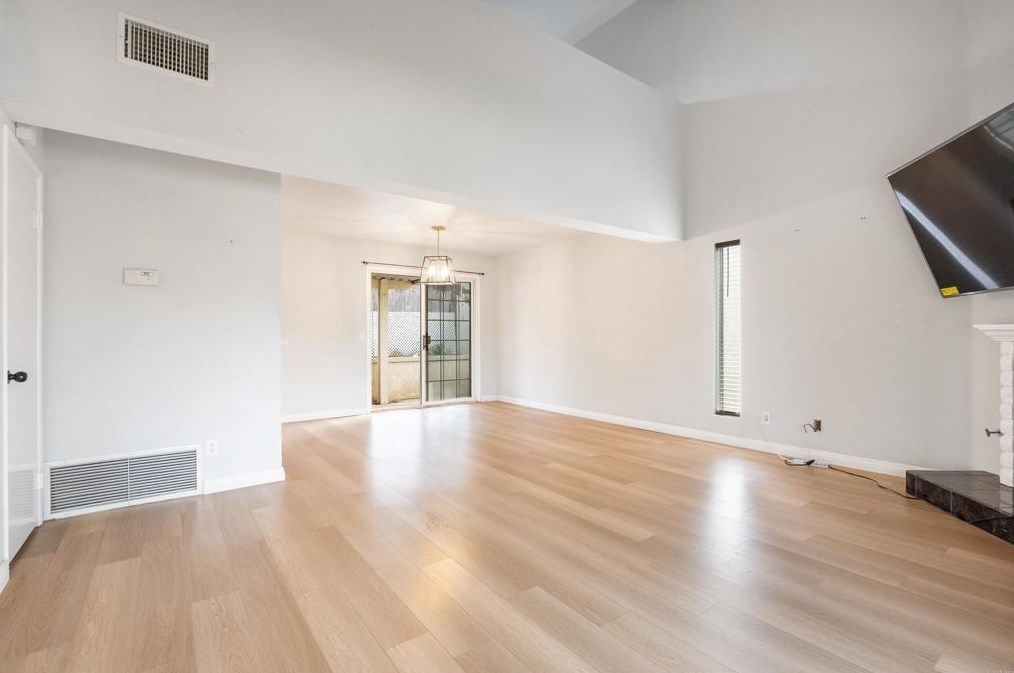 321 Windy Ln #b, Vista, CA 92083