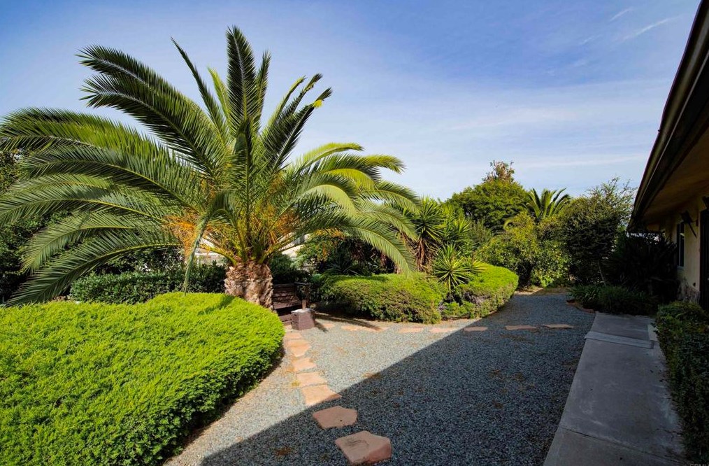 1640 Friendship Ln, Escondido, CA 92026-2105