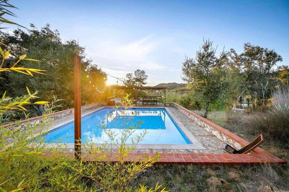 17550 Bear Valley Ln, Escondido CA  92027-6014 exterior