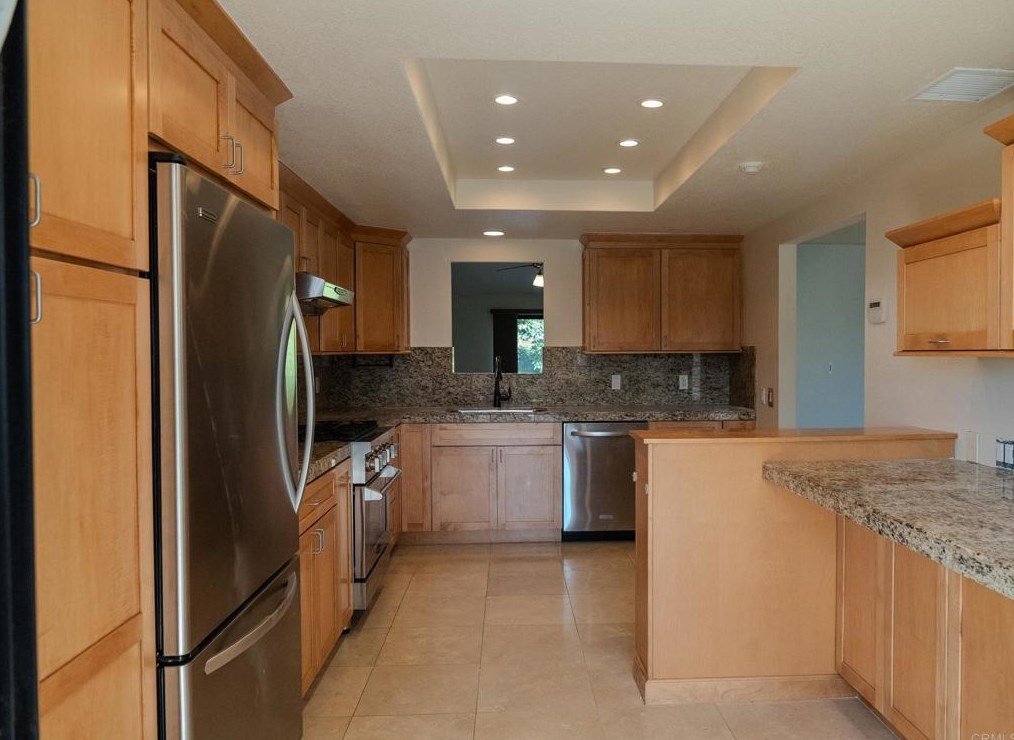 1138 Crescent Ridge Rd, Fallbrook CA  92028-3658 exterior