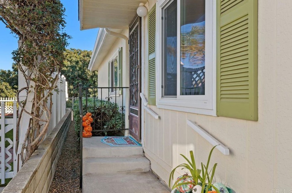 633 Via Bogota, Vista, CA 92081