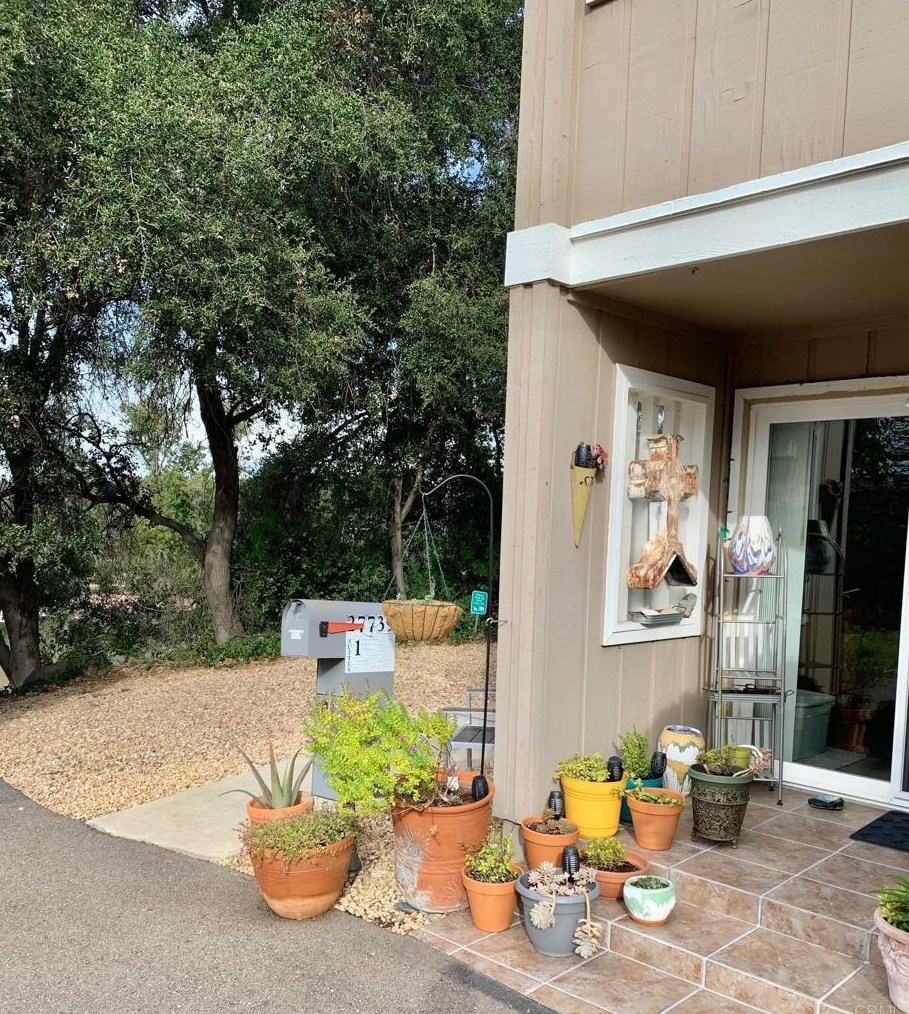 27739 Mountain Meadow Rd, Escondido, CA 92026-7306