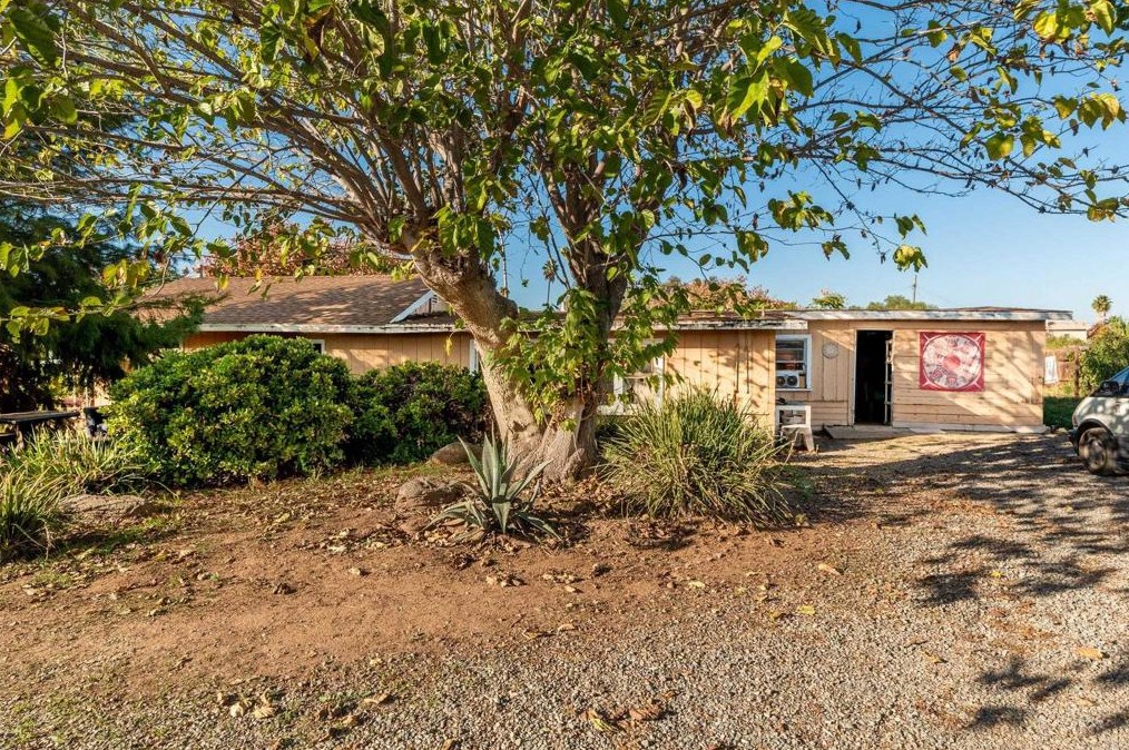 2077 Riviera Dr, Vista, CA 92084