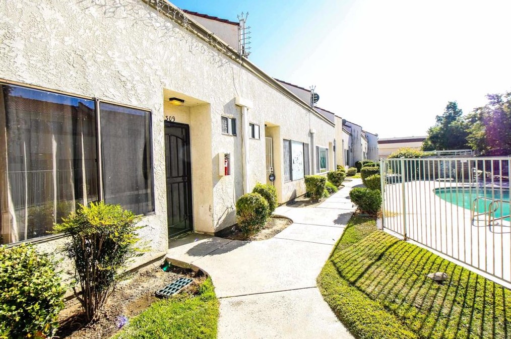 1309 Latham Ave, Hemet CA  92543-3853 exterior