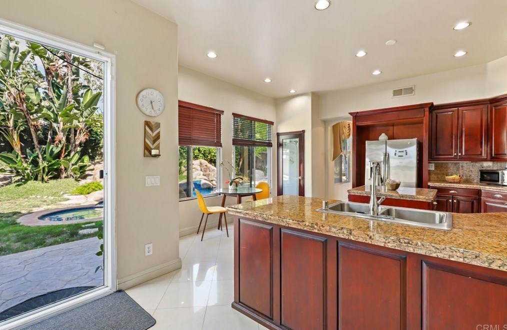 813 Calle Lagasca, Chula Vista CA  91910-8039 exterior