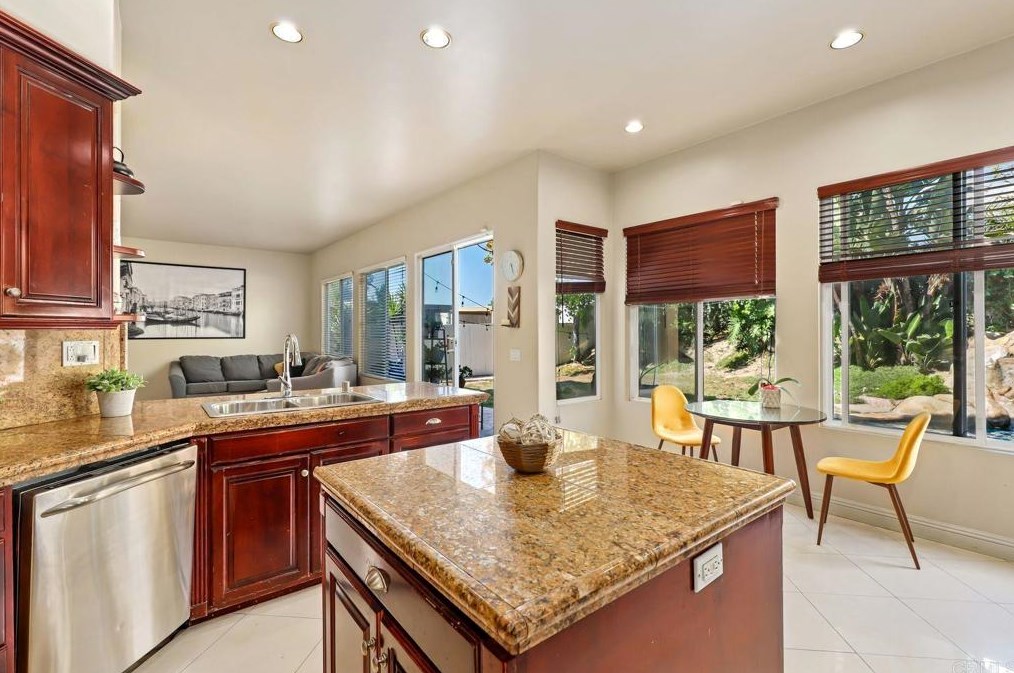 813 Calle Lagasca, Chula Vista CA  91910-8039 exterior