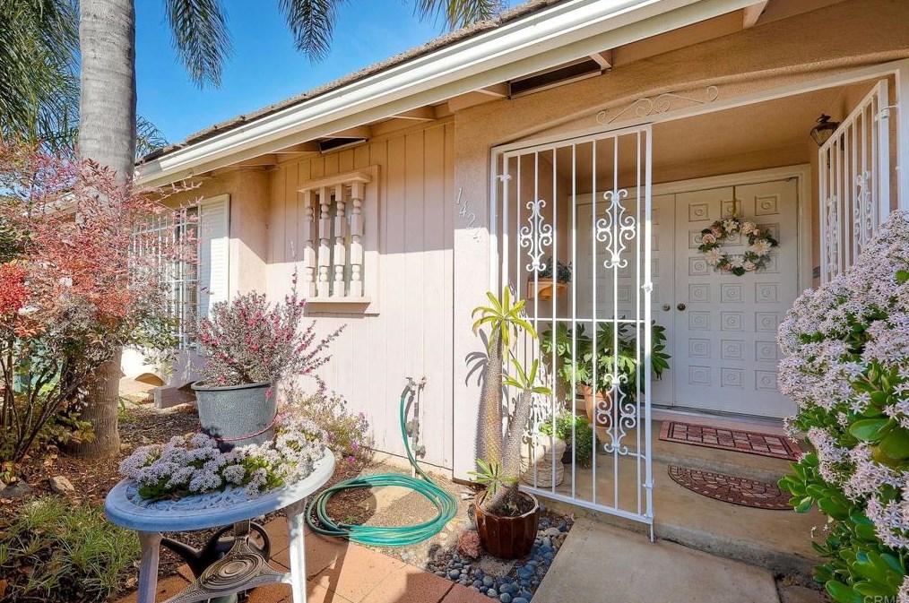 1424 Calle Pl, Escondido, CA 92027-1310