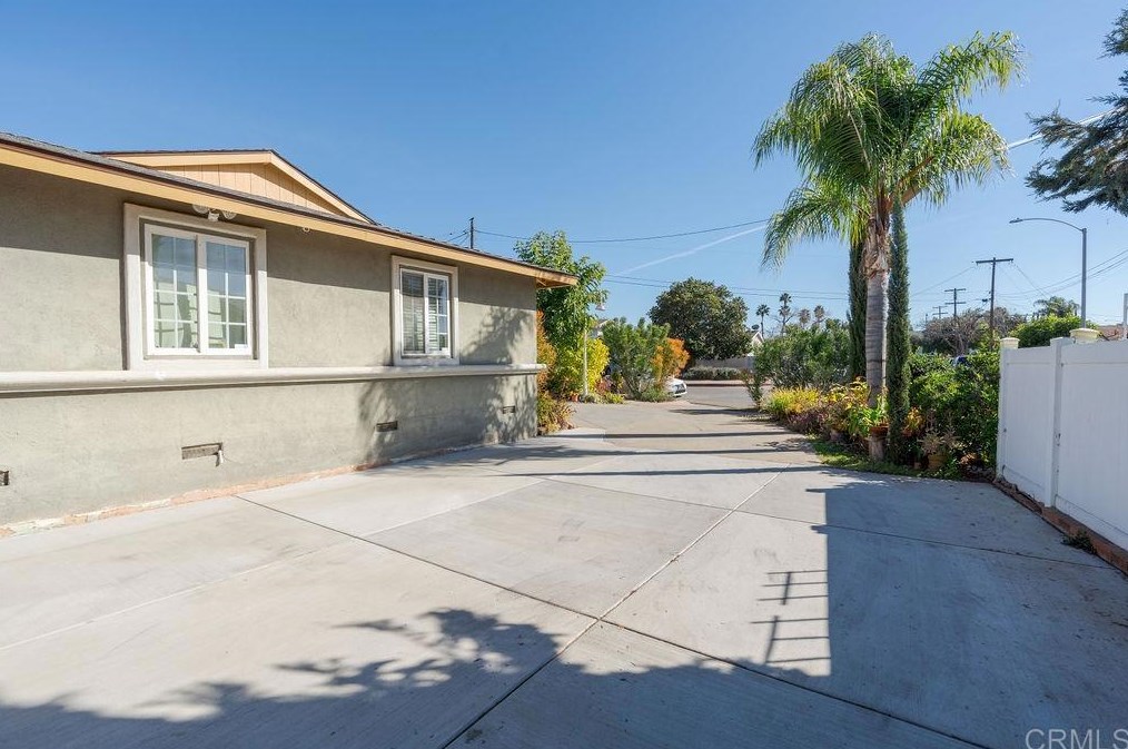 1026 Rustic Rd, Escondido, CA 92025-2211