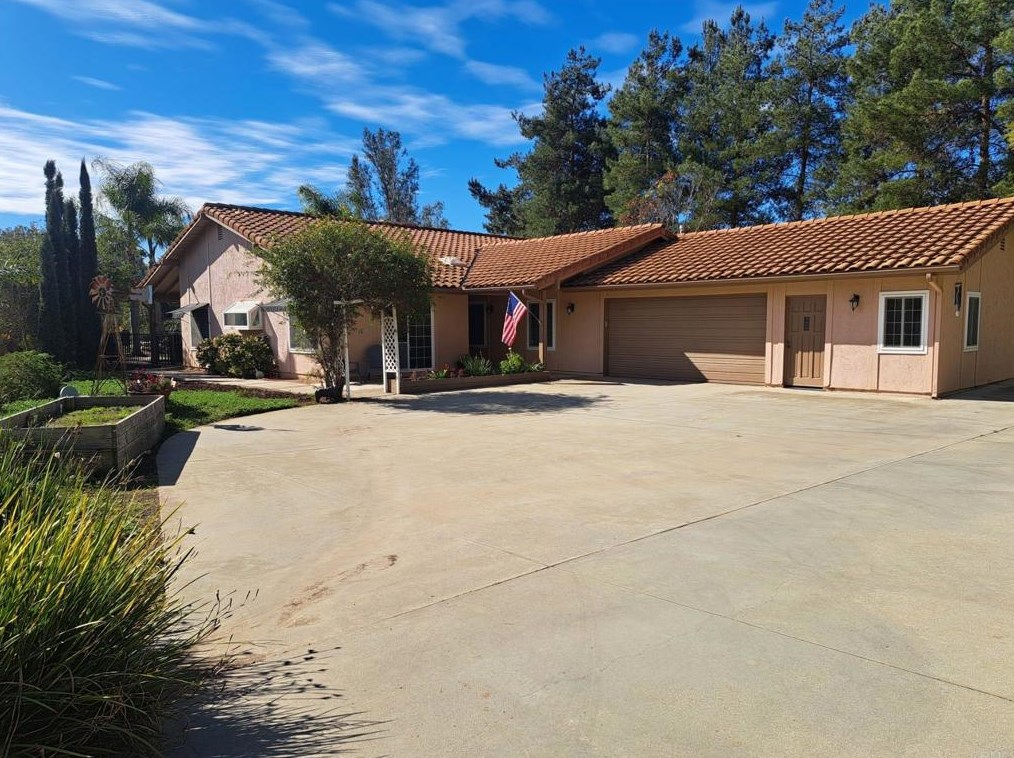 40752 Via De La Roca, Fallbrook, CA 92028-9732