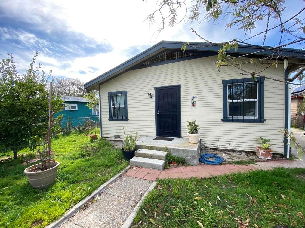 739 Park Pl, Escondido, CA 92025-1907