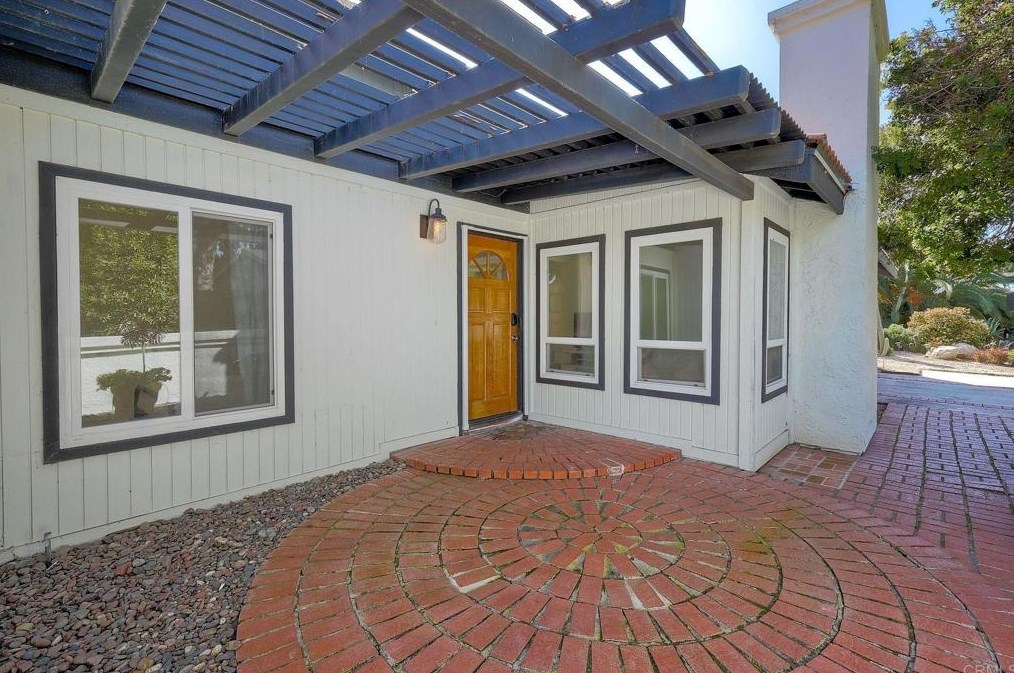 1427 Avocado Rd, Oceanside, CA 92054-5703