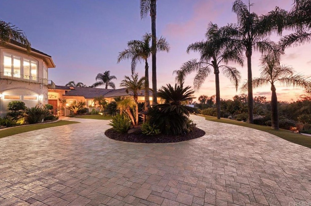 2540 Foothill Dr, Vista CA  92084-6501 exterior