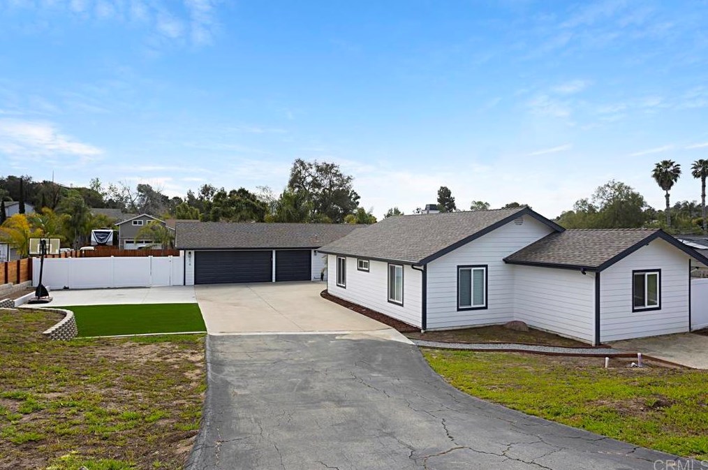 274 Hannalei Pl, Vista, CA 92083-7634