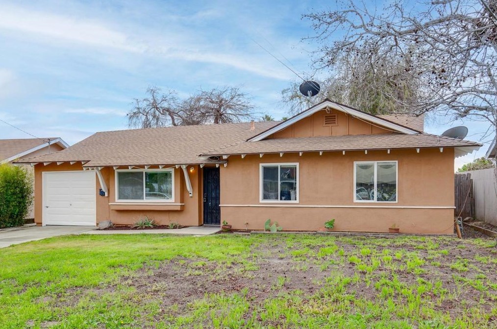 284 Gannet Dr, Vista, CA 92083-3011