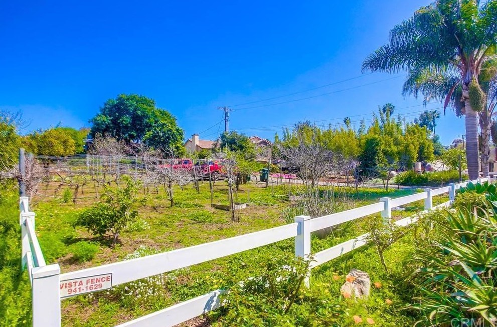 685 Barsby St, Vista, CA 92084-2526