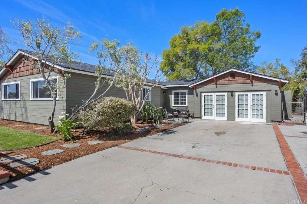 4052 Thomas St, Oceanside, CA 92056-4229