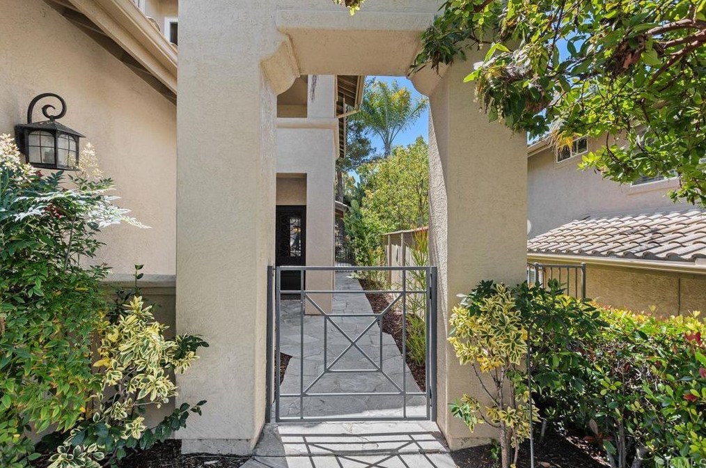 759 Calle Montera, Escondido, CA 92025-7961