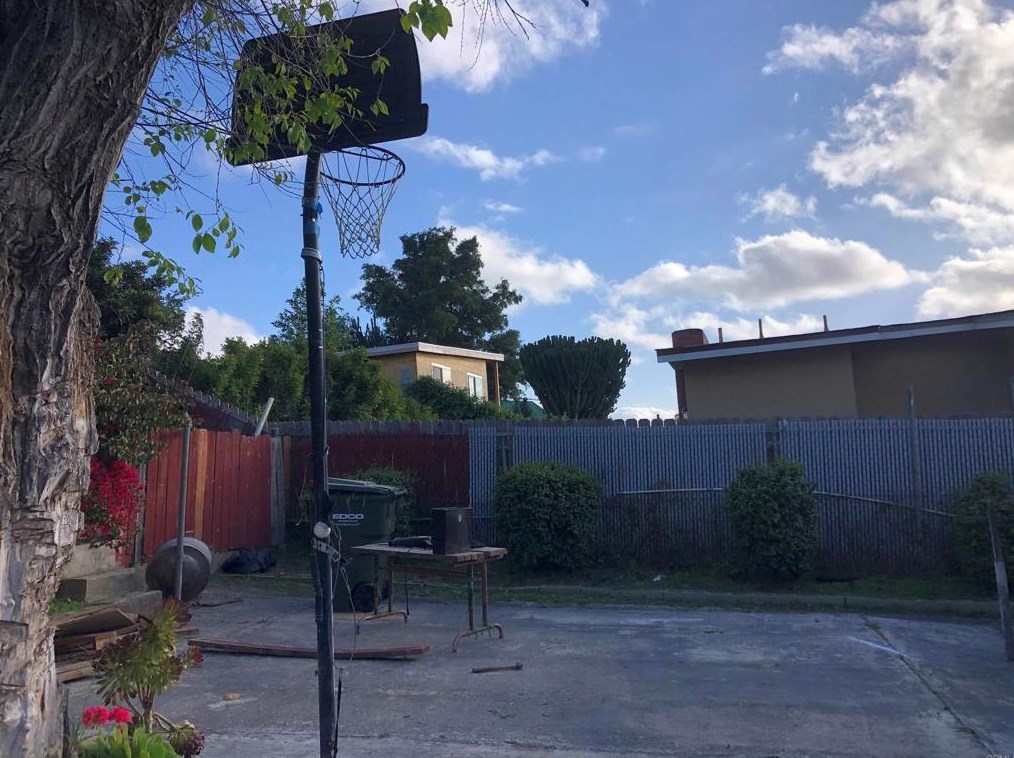 322 Eddie Dr, Vista CA  92083-5804 exterior