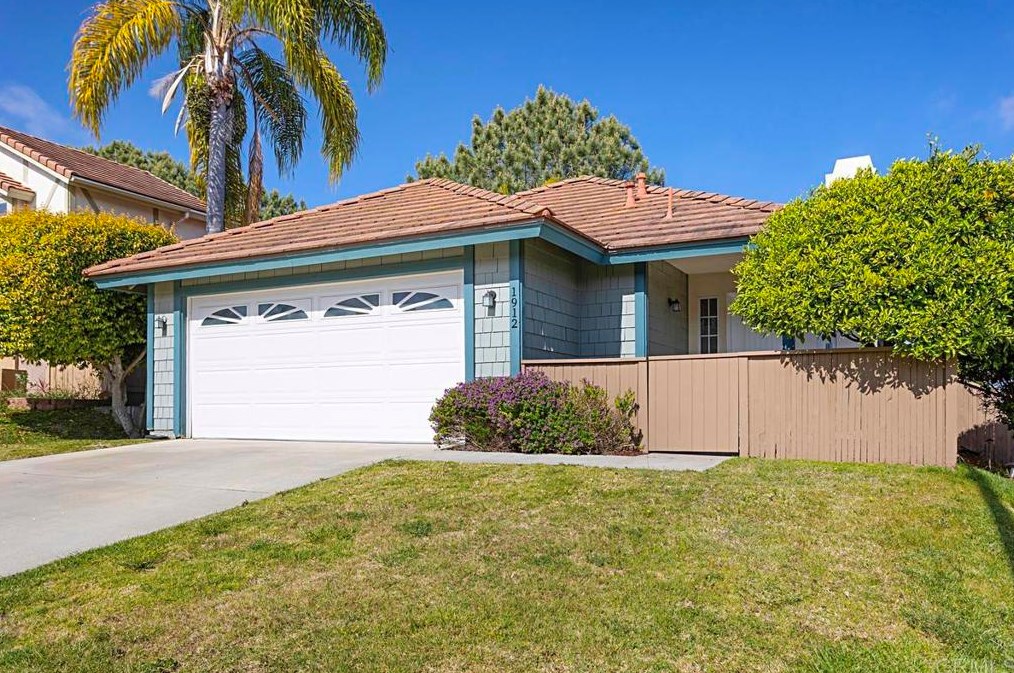 1912 Willow Ridge Dr, Vista, CA 92081